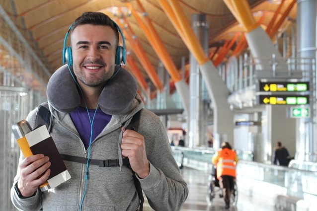 Dárky pro cestovatele - výbava na letiště, polštářek a špunty