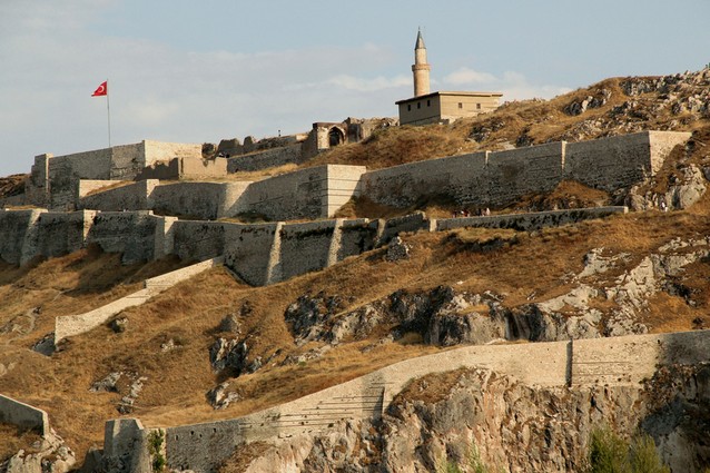 Pevnost a minaret u jezera Van, Turecko