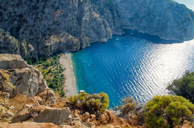 Letní pláž v Oludeniz, údolí motýlů v Turecku
