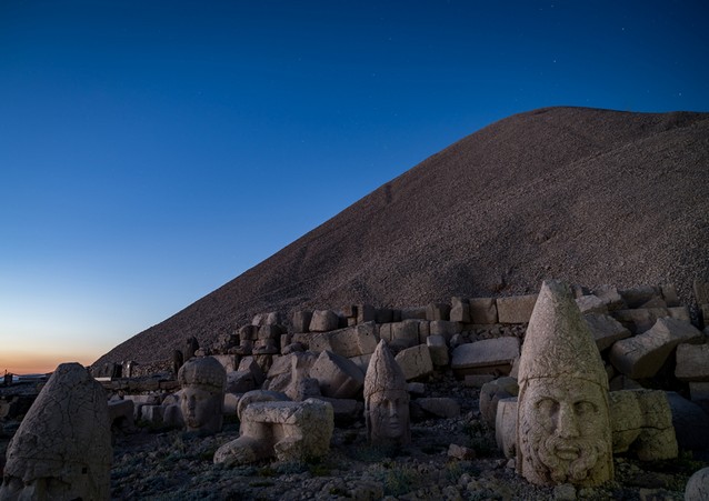 Kamenné hlavy u hory Nemrut v Turecku