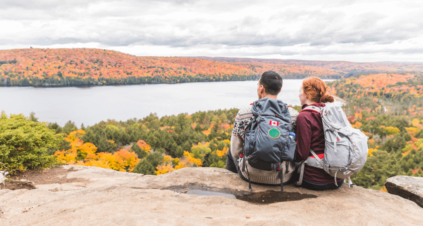 Pár pozorující podzimní krajinu