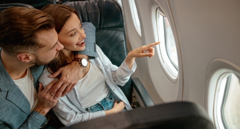 Pár cestující letadlem
