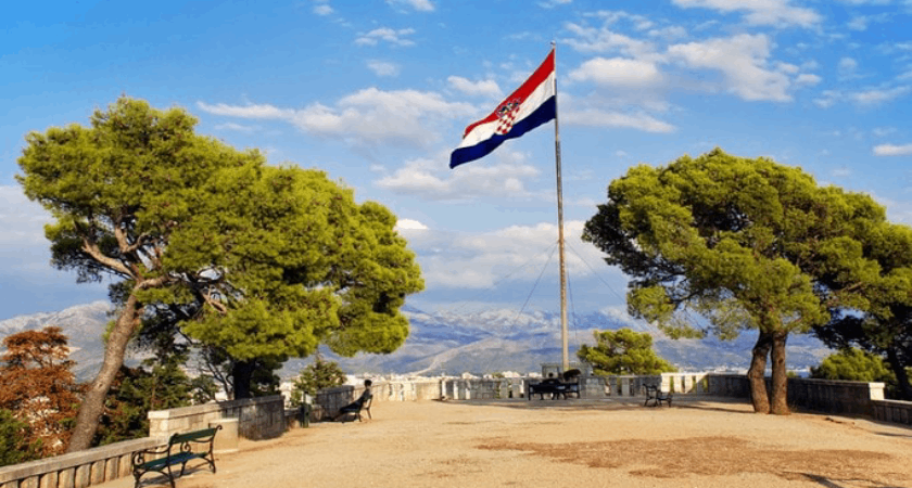 Chorvatsko Výhled s chorvatskou vlajkou v pozadí